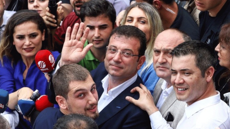 Πλήθος κόσμου για την ορκωμοσία Ιμάμογλου