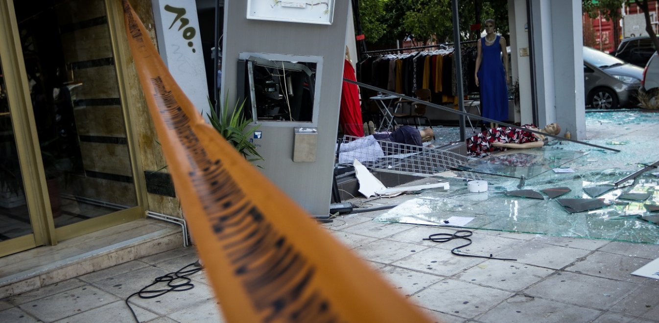 Ανατίναξαν ΑΤΜ στη Γλυφάδα και γέμισε λεφτά ο δρόμος