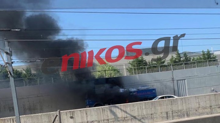 Πυρκαγιά σε φορτηγό στην Αττική Οδό – Μεγάλο μποτιλιάρισμα