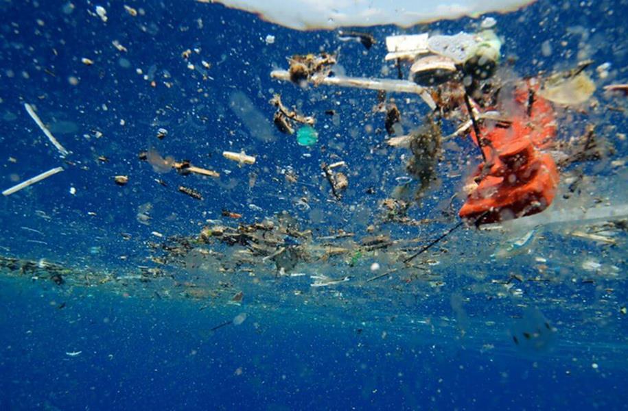 Ο μέσος άνθρωπος τρώει έως 121.000 μικροπλαστικά σωματίδια τον χρόνο