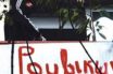 Παρέμβαση Ρουβίκωνα έξω από το σπίτι του Πρ. Παυλόπουλου στο Ψυχικό