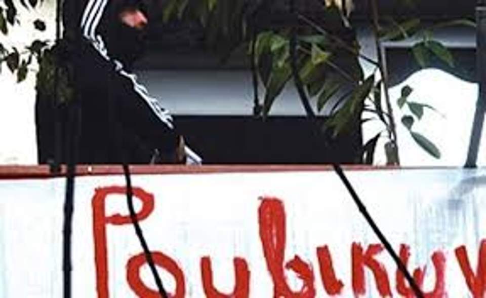 Παρέμβαση Ρουβίκωνα έξω από το σπίτι του Πρ. Παυλόπουλου στο Ψυχικό