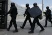 Συγκρούσεις “συμμοριών” στον Κορυδαλλό – Εικόνες από την έφοδο της επίλεκτης ομάδας, βρέθηκαν μαχαίρια, λοστάρια και κινητά
