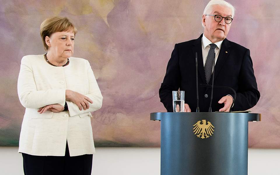 Τι συμβαίνει με την Μέρκελ; Τα τρία βίντεο που εντείνουν την ανησυχία&hellip;