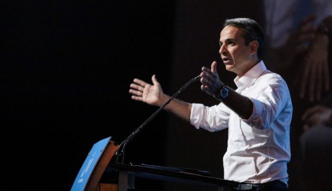 Τα σηκωμένα μανίκια και η ατάκα Μητσοτάκη για τα κοστούμια