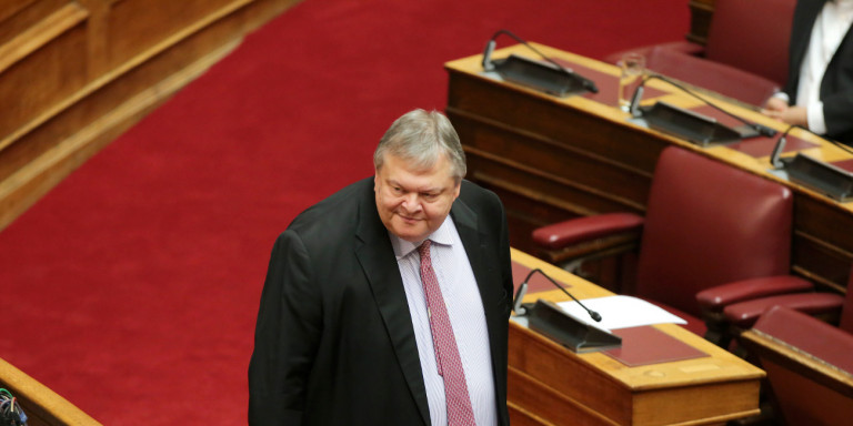 Η τελευταία εμφάνιση Βενιζέλου στη Βουλή: Τον χειροκρότησαν βουλευτές του ΣΥΡΙΖΑ, χαιρέτησε βουρκωμένος
