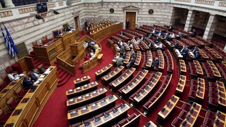 Ψηφίστηκε στη Βουλή η τροπολογία για την κατάργηση της μείωσης του αφορολόγητου