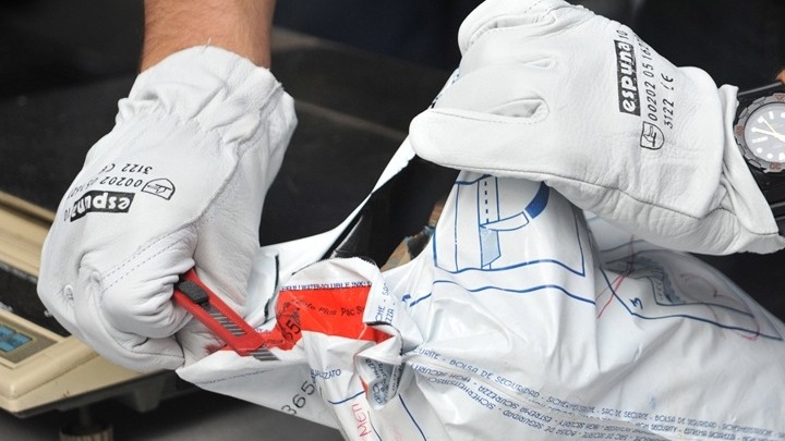 Περισσότερο από ένα κιλό κοκαΐνης είχε καταπιεί 32χρονη που συνελήφθη στο «Ελ.Βενιζέλος»