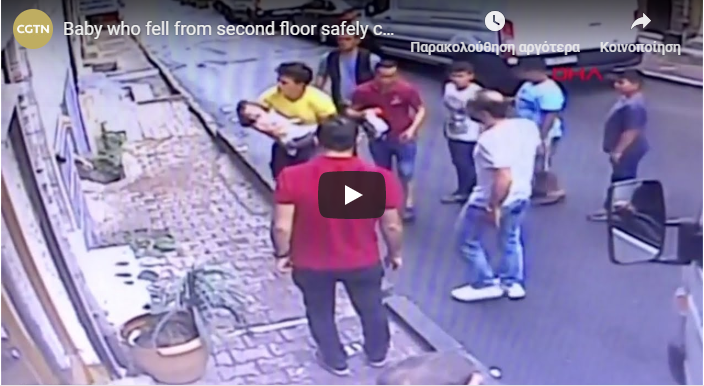 Άνδρας έσωσε δίχρονο κοριτσάκι που έπεσε από όροφο – Συγκλονιστικό βίντεο (vid)