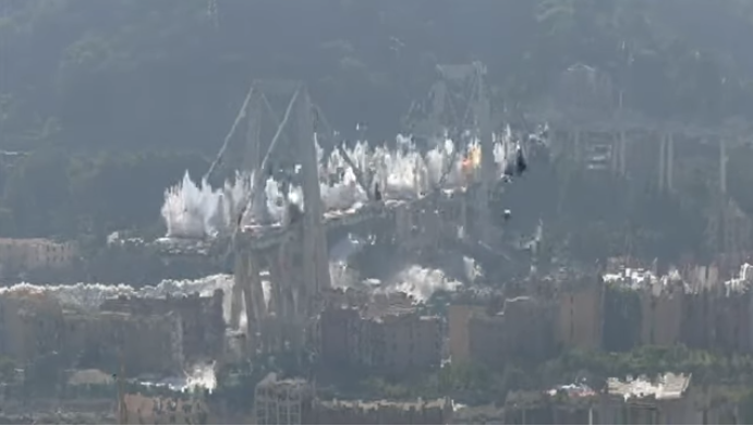 Κατεδαφίστηκε η θανάσιμη γέφυρα στη Γένοβα με τους 43 νεκρούς (vid)