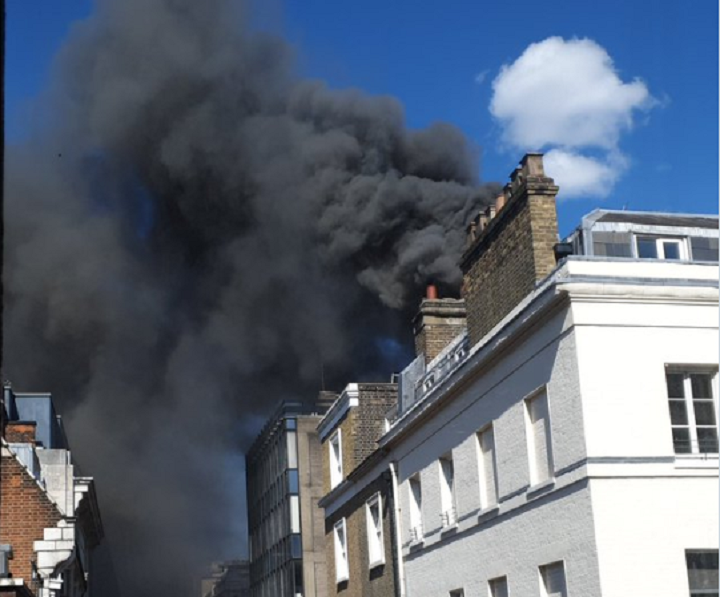 Μεγάλη φωτιά σε κτίριο στο Λονδίνο