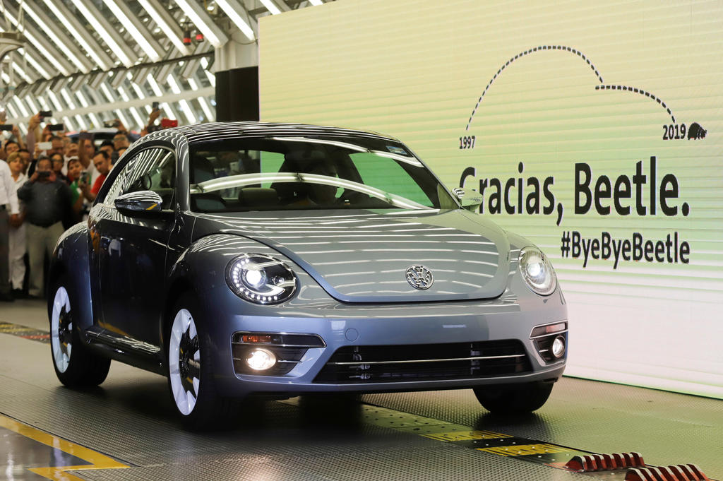 Η Volkswagen αποχαιρετά το θρυλικό “κατσαριδάκι”, αφού συναρμολογήθηκε και το τελευταίο (vid)