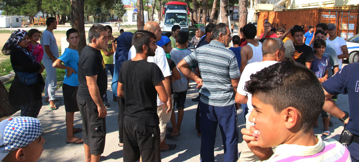 Επτά τραυματίες από πτώση δέντρου στο κέντρο φιλοξενίας προσφύγων στα Οινόφυτα