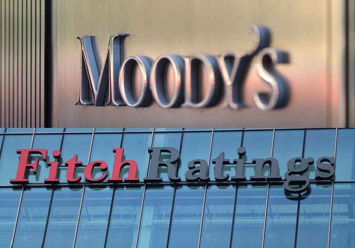 Moody’s και Fitch: Θετικά μηνύματα αλλά και προειδοποιήσεις για NΔ