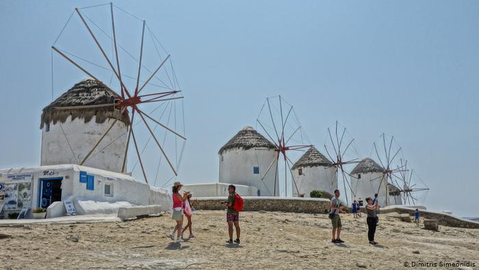 Γερμανικός Τύπος: Εφοριακοί με μαγιό στα ελληνικά νησιά για την πάταξη της φοροδιαφυγής