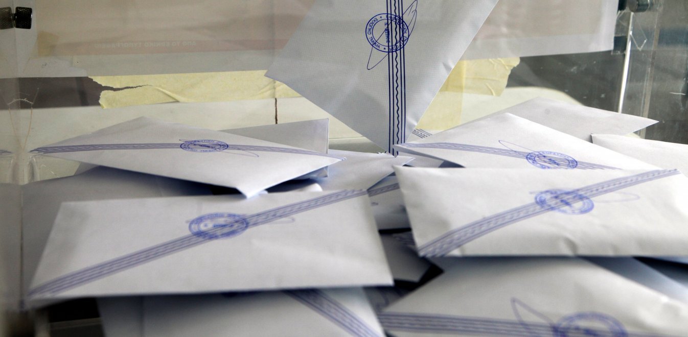 Άγνωστοι έκλεψαν κάλπη από εκλογικό κέντρο στα Εξάρχεια