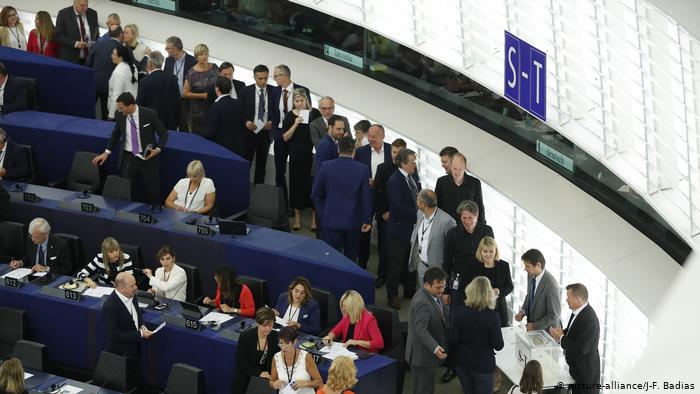 DW: Πρώτη μέρα στα… θρανία της Ευρωβουλής