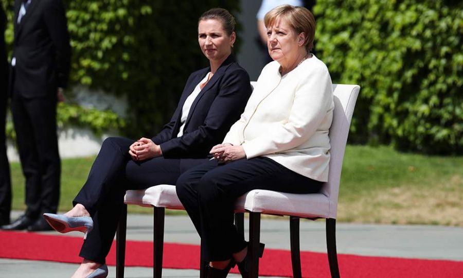 Γιατί η Μέρκελ έσπασε το πρωτόκολλο και υποδέχθηκε καθιστή την πρωθυπουργό της&hellip;