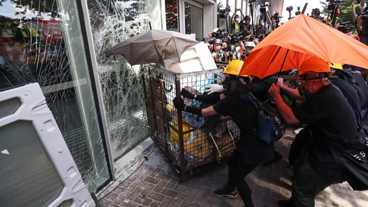Χονγκ Κονγκ: Εισβολή διαδηλωτών στο κτίριο του κοινοβουλίου (εικόνες, vid)
