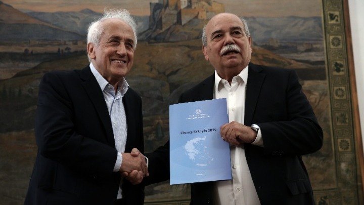 Ο υπηρεσιακός Υπ. Εσωτερικών Αν. Ρουπακιώτης παρέδωσε στον Νίκο Βούτση τα αποτελέσματα των&hellip;