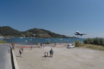 Viral το νέο βίντεο στη Σκιάθο με το αεροπλάνο που περνάει (κυριολεκτικά) ξυστά από κεφάλια τουριστών για να προσγειωθεί (vid)
