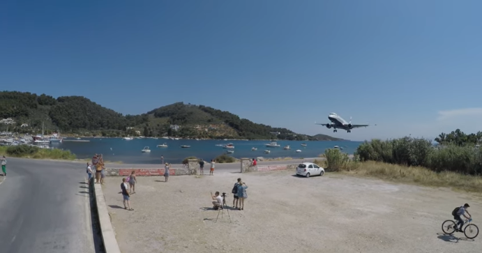 Viral το νέο βίντεο στη Σκιάθο με το αεροπλάνο που περνάει (κυριολεκτικά)&hellip;