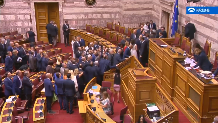 Μητσοτάκης – Κεφαλογιάννη: Ψυχρή χειραψία μετά την ψήφο εμπιστοσύνης στην κυβέρνηση (vid)