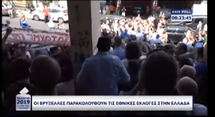 Η στιγμή της έντασης έξω από το εκλογικό κέντρο όπου ψήφισε ο Κ.&hellip;