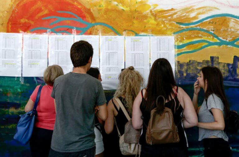 Αγωνία τέλος: Μετά τις 11 ανακοινώνονται οι βάσεις των Πανελλαδικών – Πτωτικές τάσεις