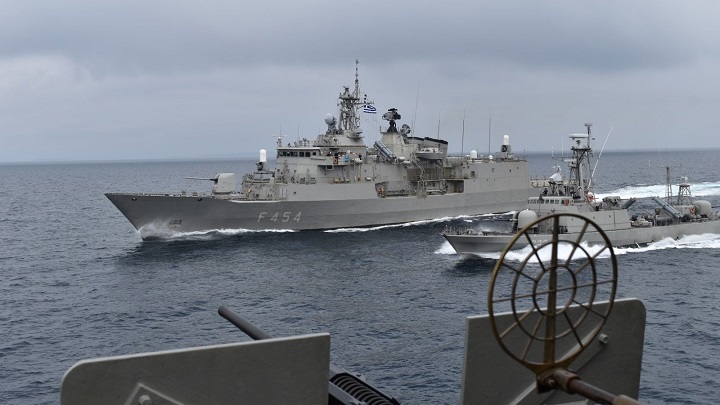 Καστελόριζο: Προειδοποιητικές “βολές” στο τουρκικό ερευνητικό: “Είστε σε ελληνικά χωρικά ύδατα…”