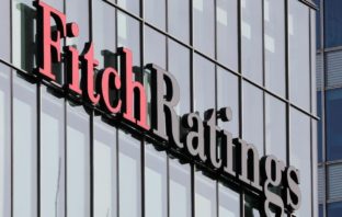 Fitch: Η κλιμάκωση των διενέξεων για το εμπόριο “σκοτεινιάζει” την προοπτική της παγκόσμιας οικονομίας
