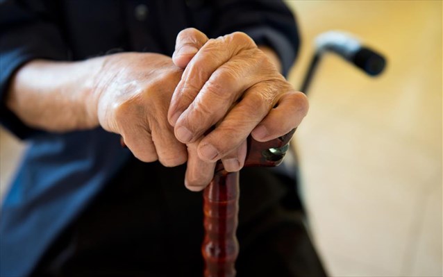 Γιαγιά πήρε στο κυνήγι με τη μαγκούρα ληστές που εισέβαλαν στο σπίτι της&hellip;