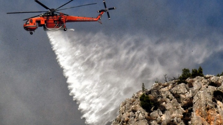 Σε ύφεση η φωτιά στο Λουτράκι – Δεν απειλούνται χωριά στη Ζάκυνθο