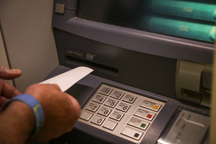 Συντάξεις: Γιατί καθυστερεί η καταβολή – Πότε αρχίζει η πίστωση στους λογαριασμούς των δικαιούχων