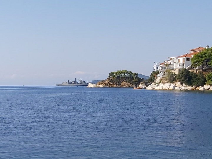 Τι έφταιξε και… κόλλησε η “ναυαρχίδα” του ΠΝ “Έλλη” στα αβαθή – “Θα την πληρώσει ο κυβερνήτης”