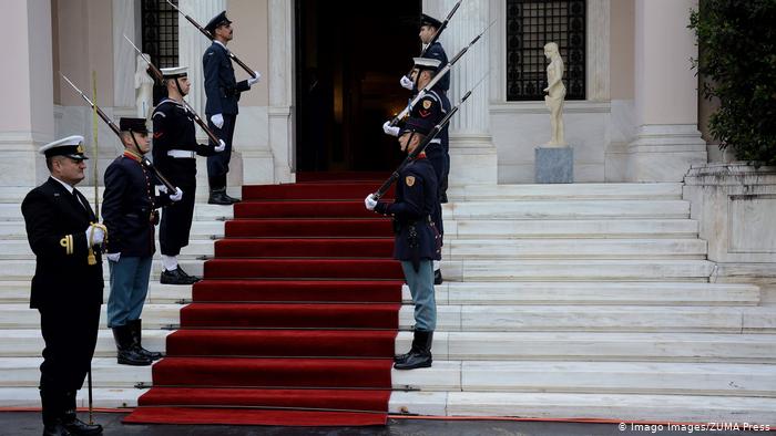 Οι σκέψεις Μητσοτάκη για την προεδρική εκλογή και η “εμβόλιμη” παράμετρος Καραμανλή