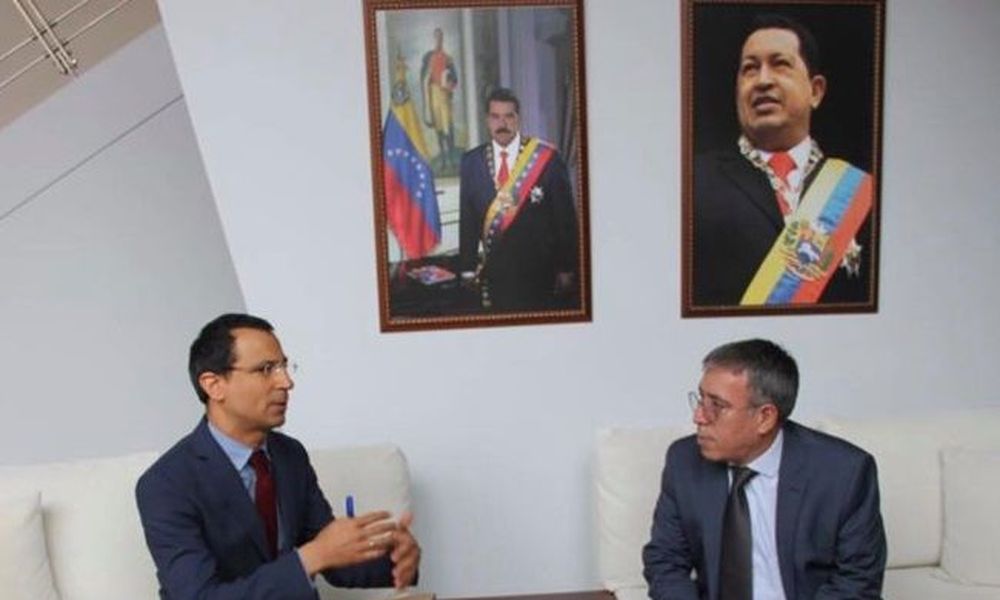 Ιάσων Πιπίνης: Ο “σημαιοφόρος” του Γκουαϊδό σαν “βρεγμένη γάτα” στην πρεσβεία του Μαδούρο