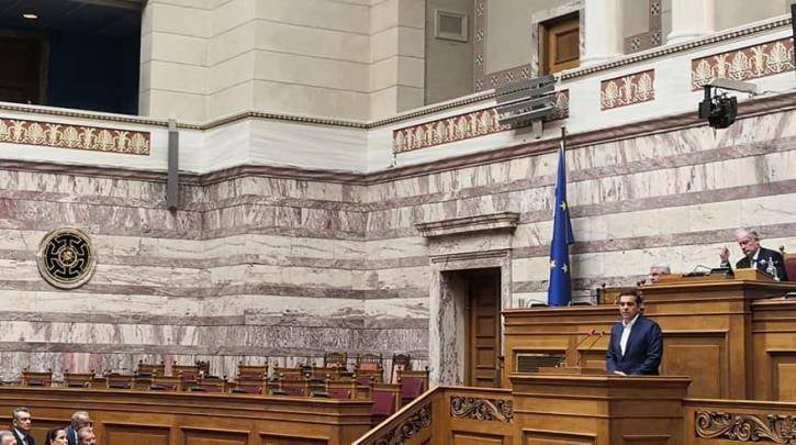 Ανάρτηση Τσίπρα για τα άδεια κυβερνητικά έδρανα – “Αποφάσισαν να το βάλουν στα πόδια… “