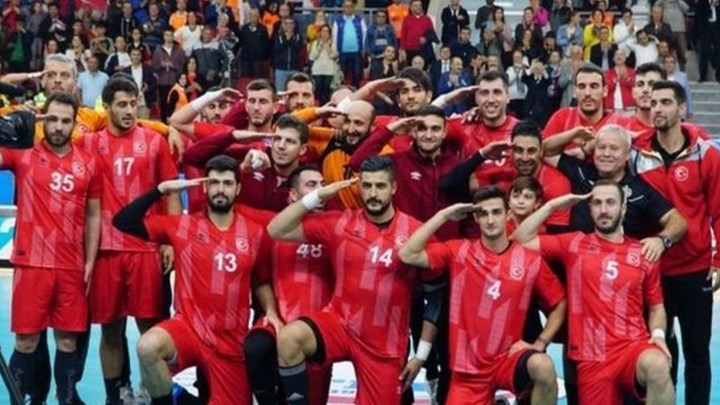 Ο Ολυμπιακός “τελείωσε” τον Τούρκο παίκτη που χαιρέτησε στρατιωτικά