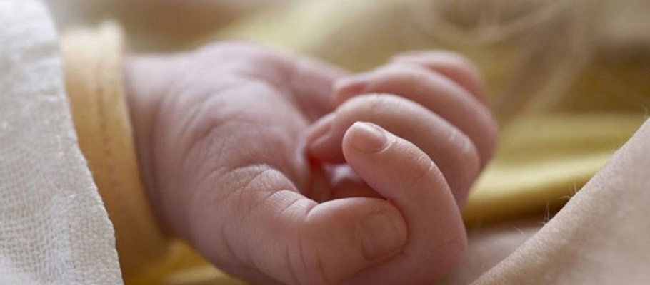 Εγκατέλειψαν νεογνό σε είσοδο πολυκατοικίας – Βρέθηκε η μητέρα