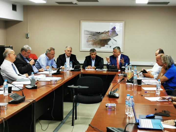 “Γαλάζιες” αντιδράσεις για τα κλειστά κέντρα μεταναστών – “Όχι” λέει ο Αγοραστός