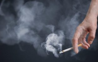 Το κάπνισμα αυξάνει τον κίνδυνο θανατηφόρας εγκεφαλικής αιμορραγίας