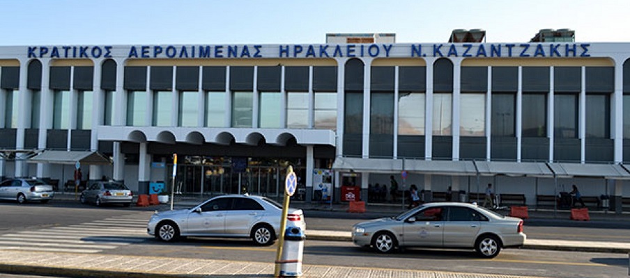 Αεροπλάνο συγκρούστηκε με αυτοκίνητο στο αεροδρόμιο του Ηρακλείου (εικόνες)