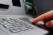 Αυτές είναι οι νέες χρεώσεις των τραπεζών μέσω ΑΤΜ – Προμήθεια ακόμη και για ερώτηση υπολοίπου – Πότε τίθενται σε ισχύ
