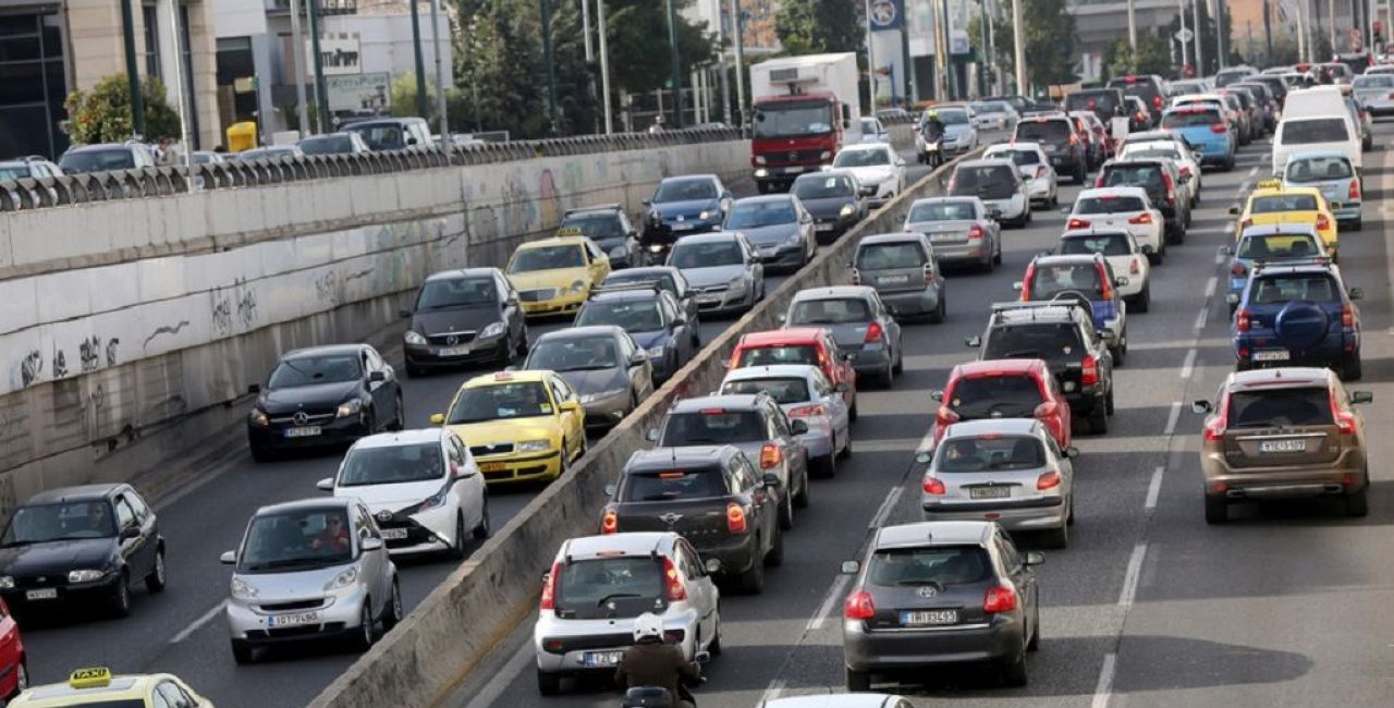 Κυκλοφοριακό “έμφραγμα” στην Αττική Οδό – Καραμπόλα τεσσάρων οχημάτων