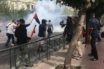 Φοιτητικό συλλαλητήριο: Άνδρας των ΜΑΤ προκαλεί με χειρονομίες τους διαδηλωτές (vid)