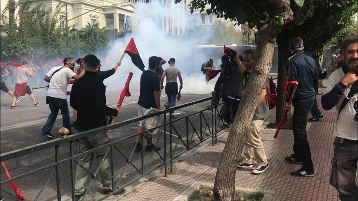 Φοιτητικό συλλαλητήριο: Άνδρας των ΜΑΤ προκαλεί με χειρονομίες τους διαδηλωτές (vid)