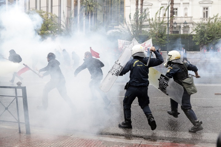 Επεισόδια και χημικά στην πορεία των φοιτητών στην Αθήνα (εικόνες)