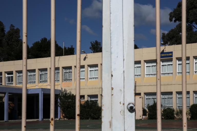 Καθηγητής απείλησε μαθητή ότι θα τον σφάξει με σουγιά