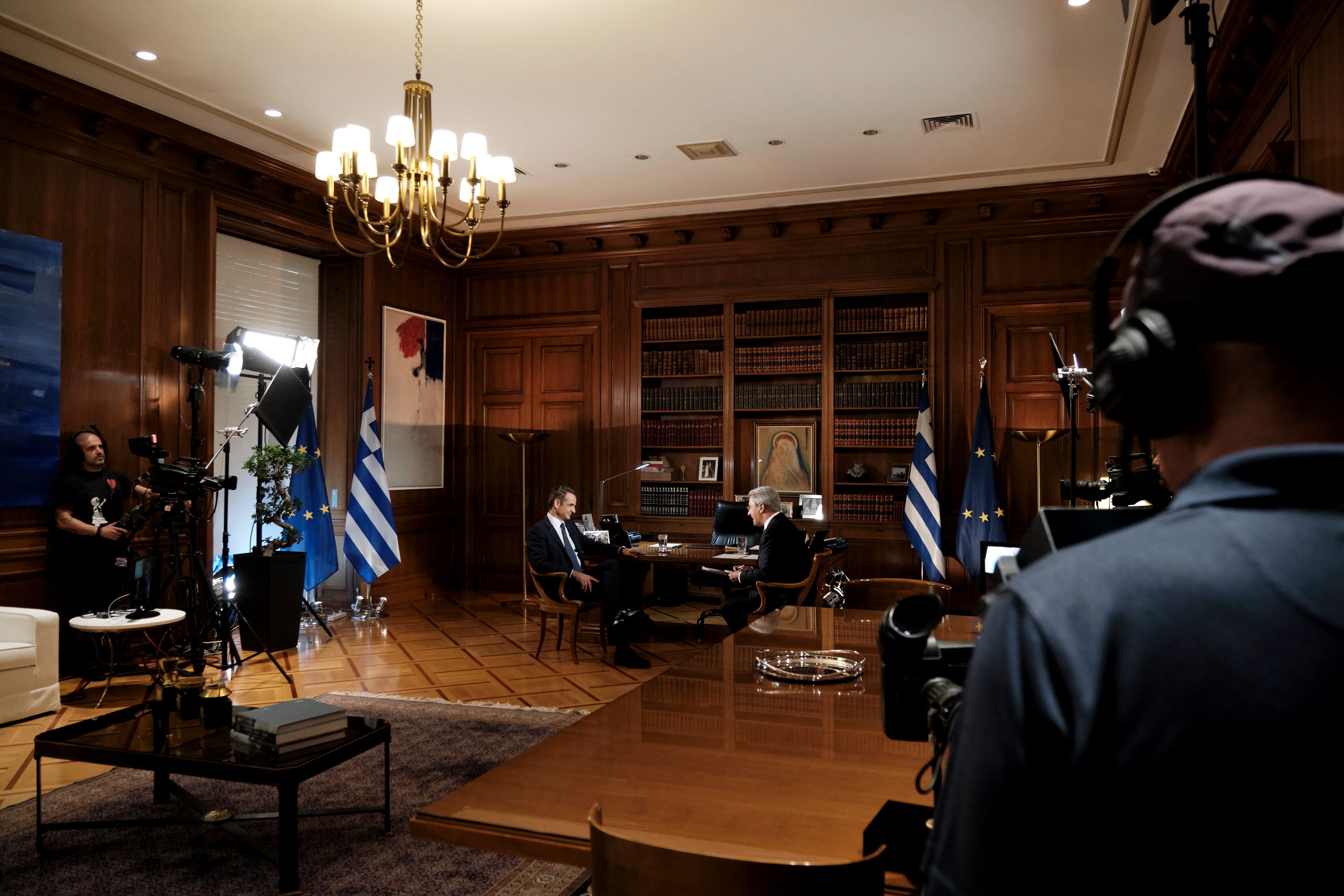 Ο Νίκος Χατζηνικολάου… ανακαλύπτει το “νέο” Μαξίμου με ξεναγό τον Κυρ. Μητσοτάκη (vid)